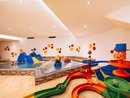 Buntes Kinderschwimmbad mit Spielen und kleinen Rutschen